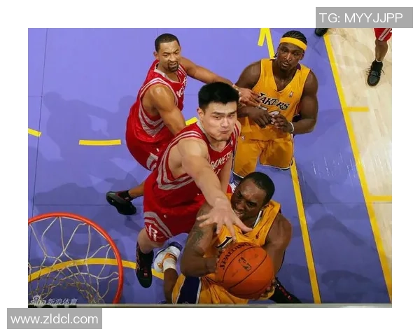 姚明亲临铜川篮球活动现场引发球迷热烈追捧与互动